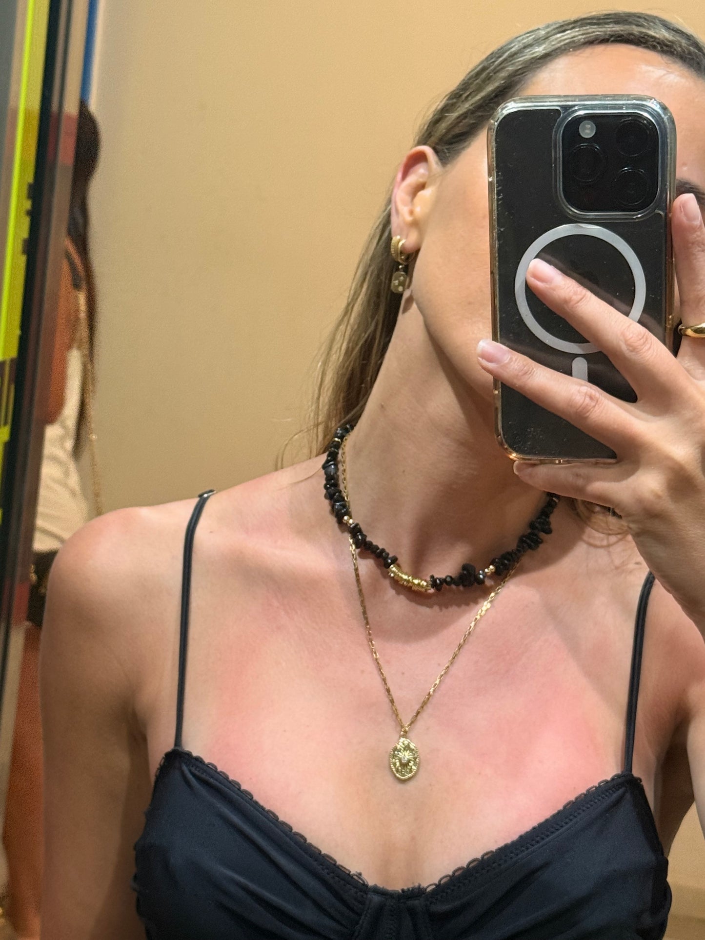 Gargantilla Kora negro con dije bañado en oro