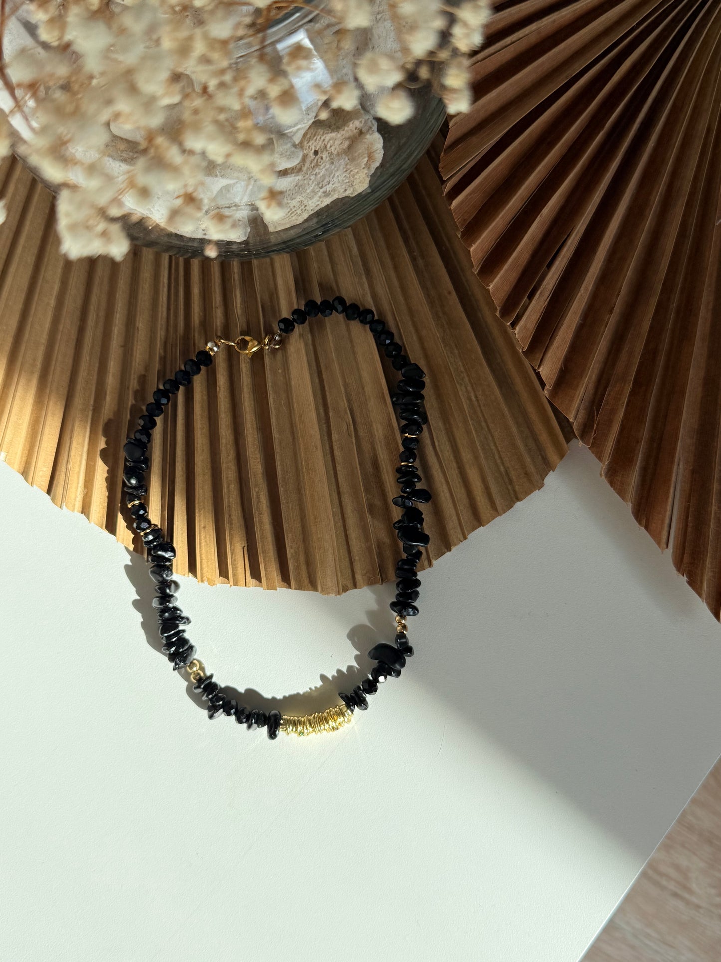 Gargantilla Kora negro con dije bañado en oro