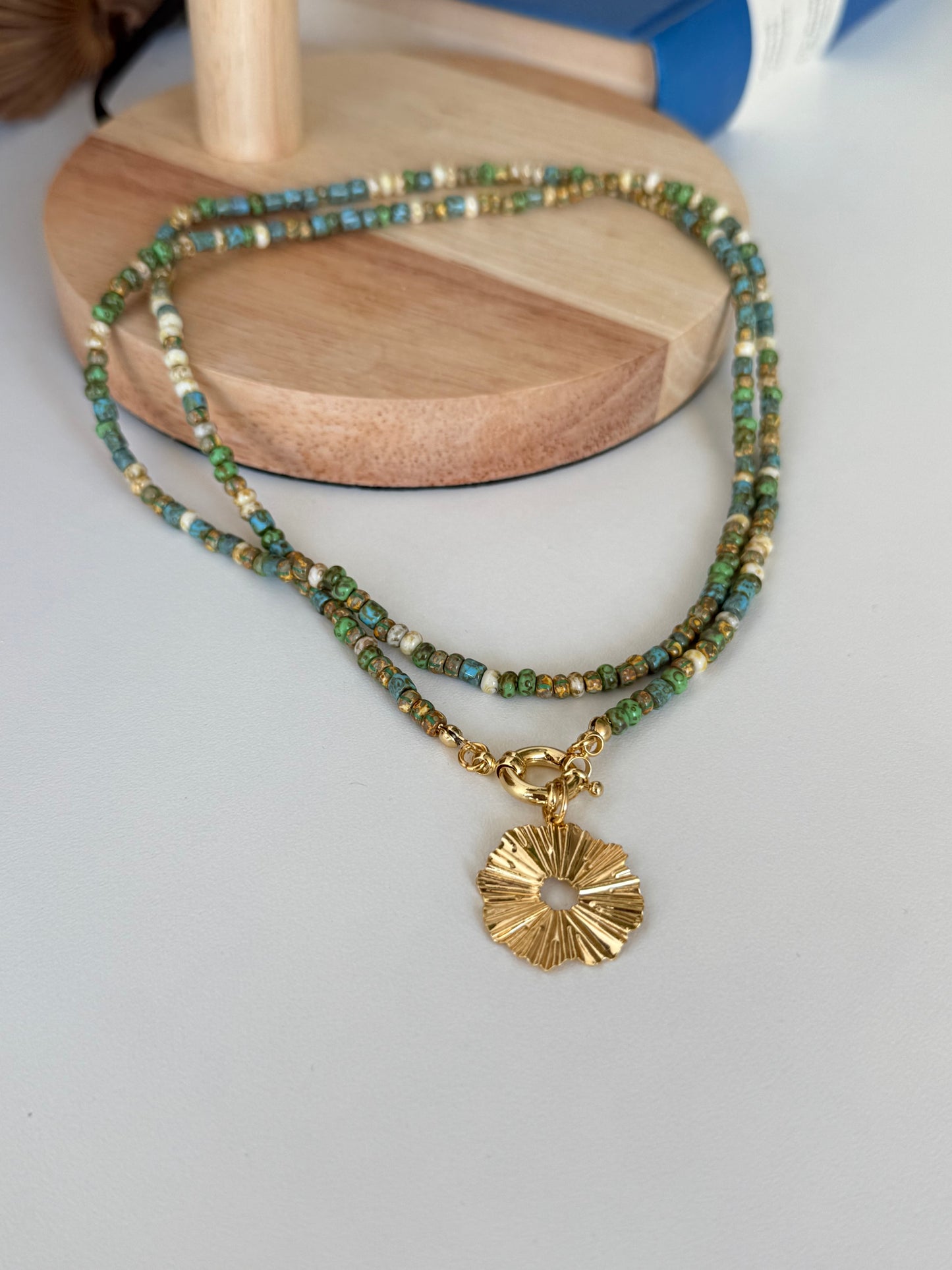 Collar Similan verde con dije en Baño de Oro y cierre marinero