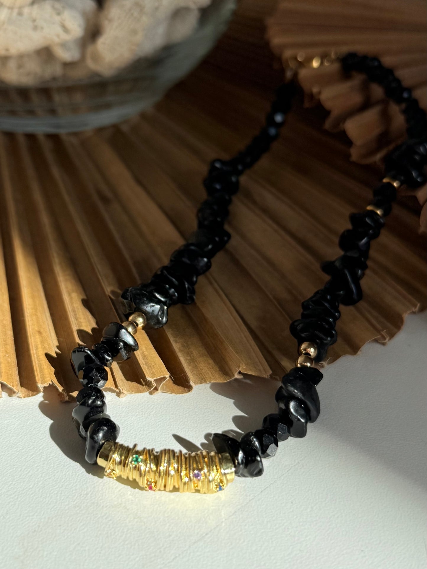 Gargantilla Kora negro con dije bañado en oro