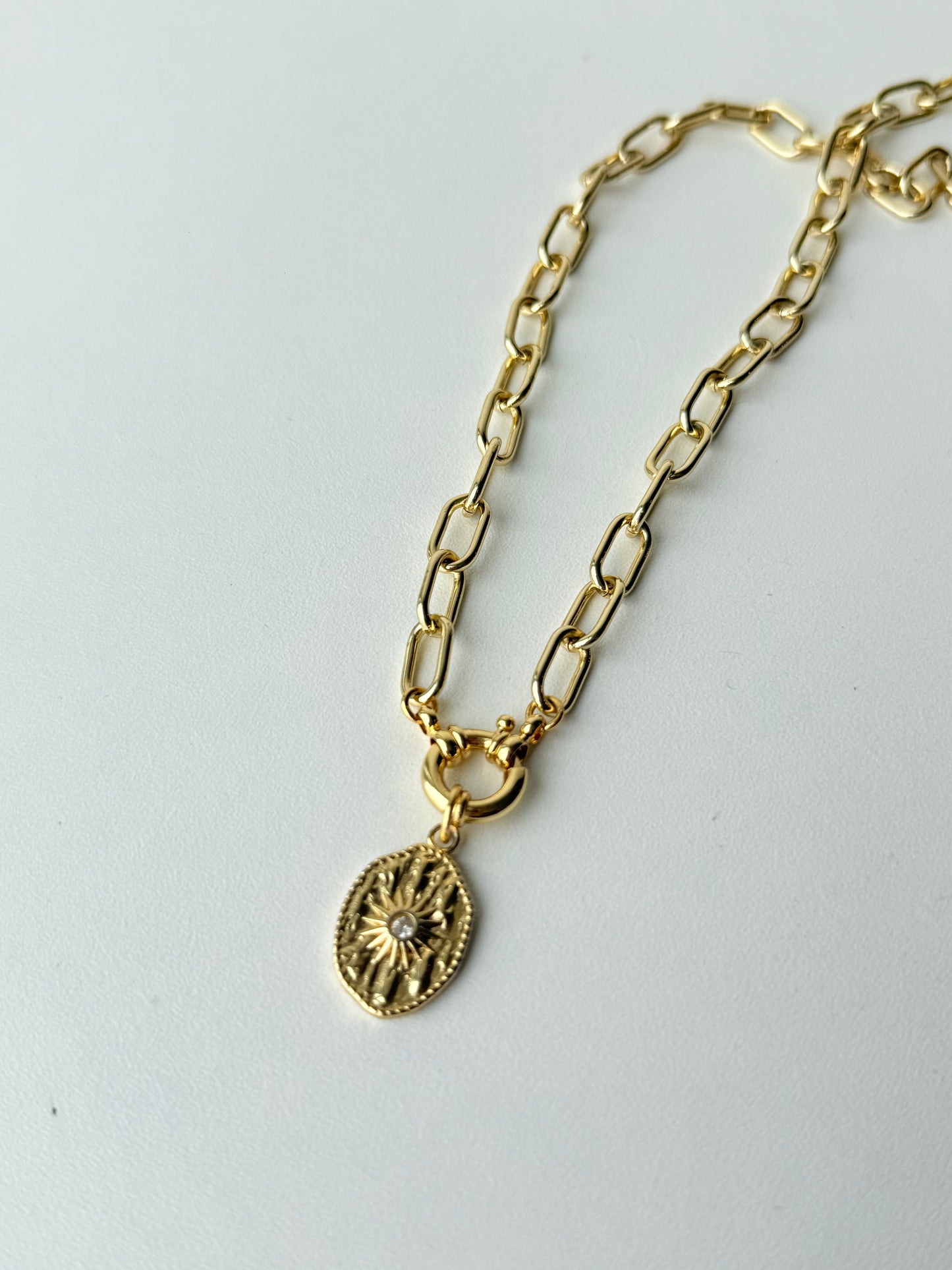 Edición collar Oval texturado  baño en oro 18k